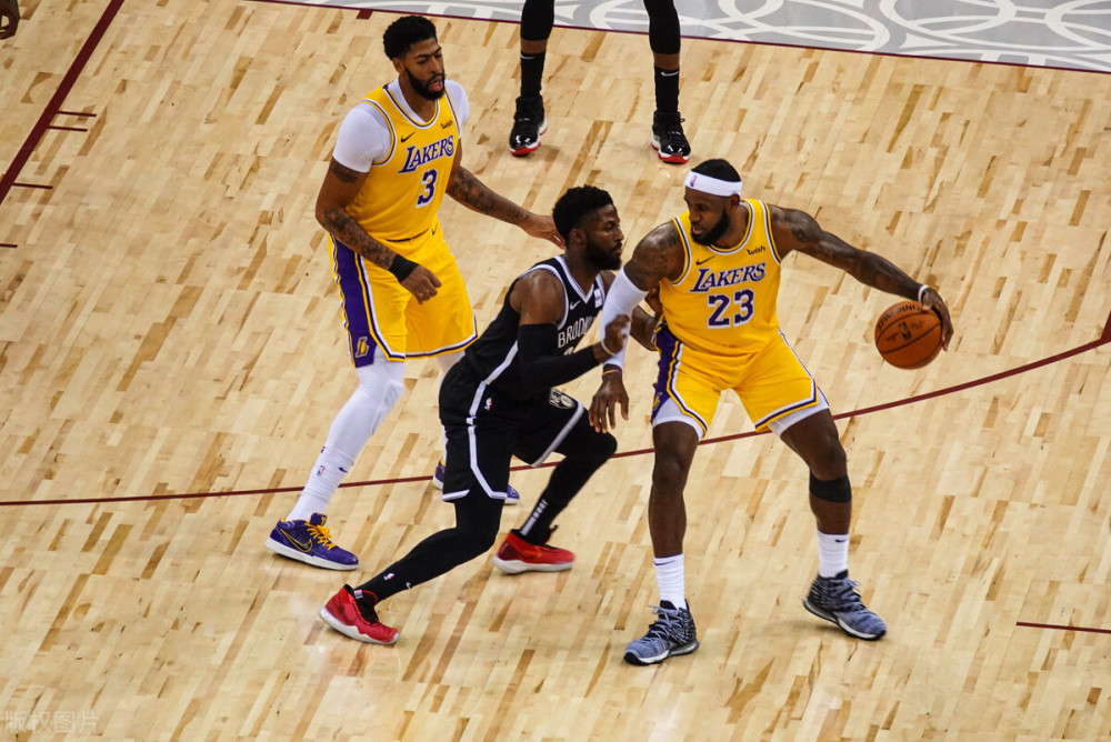 NBA雄鹿加时争议罚球绝杀凯尔特人终结六连胜登顶东部引热议